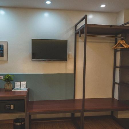 Henia Hotel Dumaguete City Екстер'єр фото